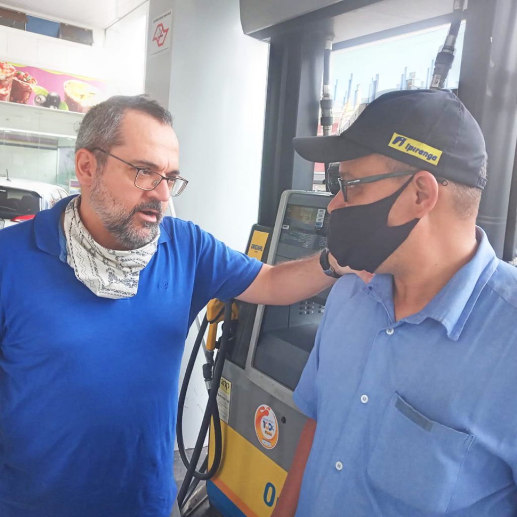 Weintraub conversa com Julio Frentista, seu apoiador na cidade de Marília